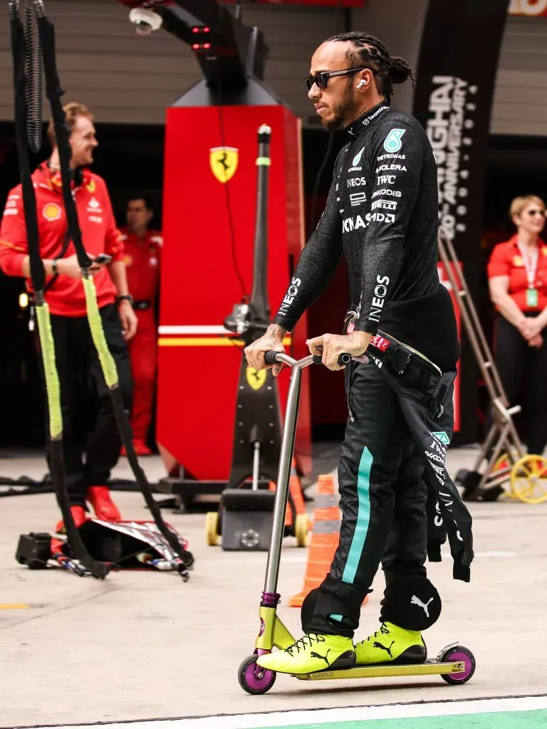 Lewis Hamilton pasa por los boxes de Ferrari, su próxima escudería. (Foto: IMAGO).