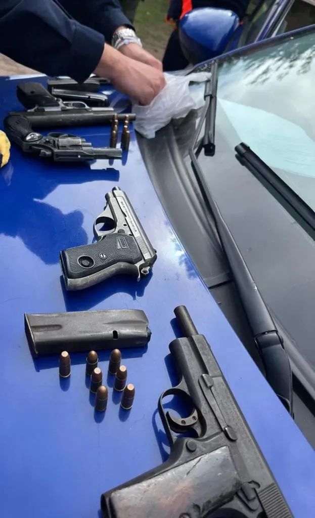 La policía cordobesa detuvo a varios hinchas de Boca con 4 armas de fuego.