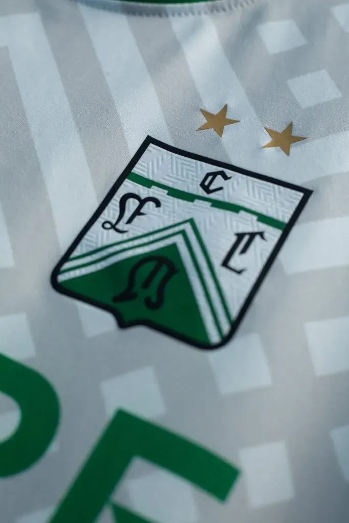 Ferro y sus dos estrellar por el Nacional 82 y el Nacional 84. (Foto: Prensa Ferro).