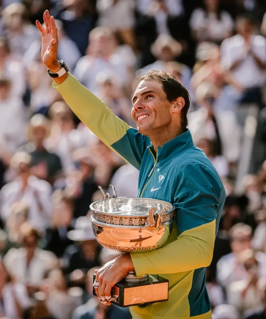 Rafael Nadal no baja los brazos.