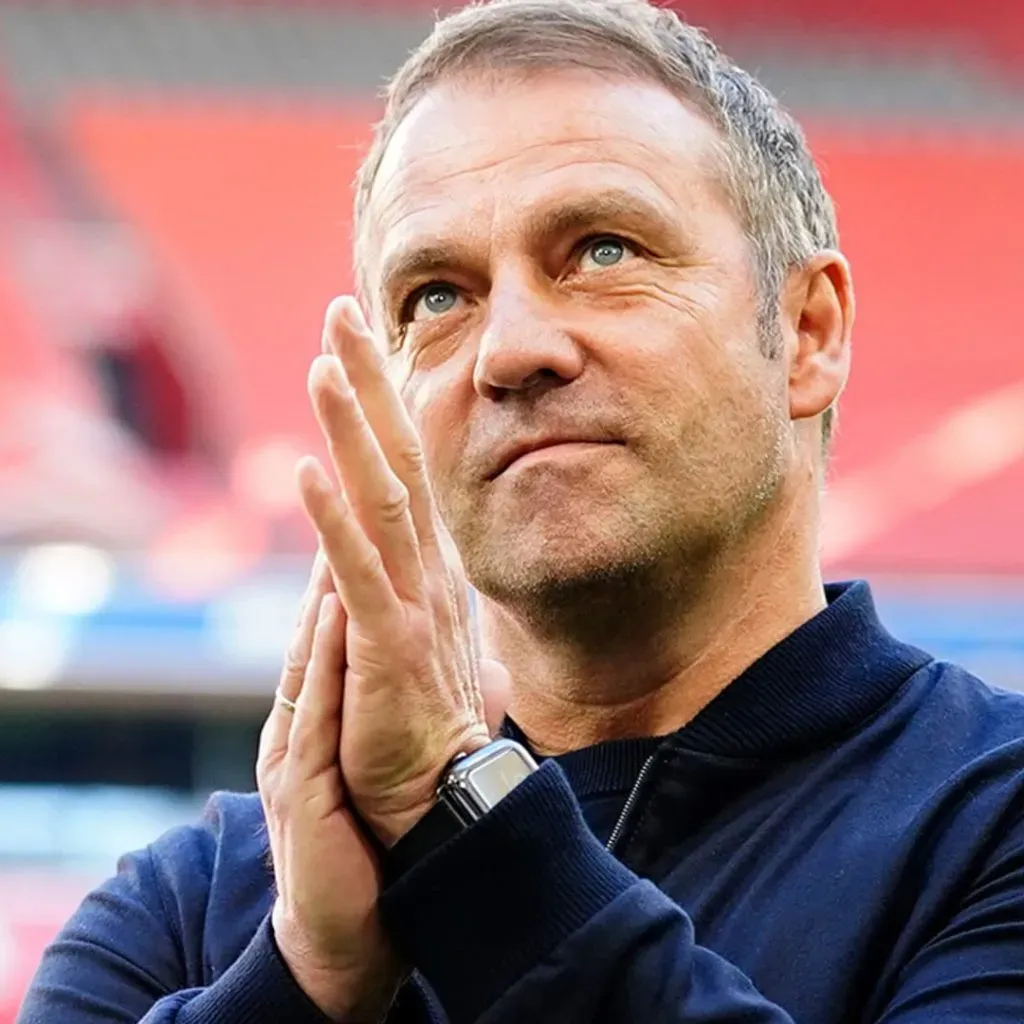 Hansi Flick tomará el mando del primer equipo la próxima temporada.