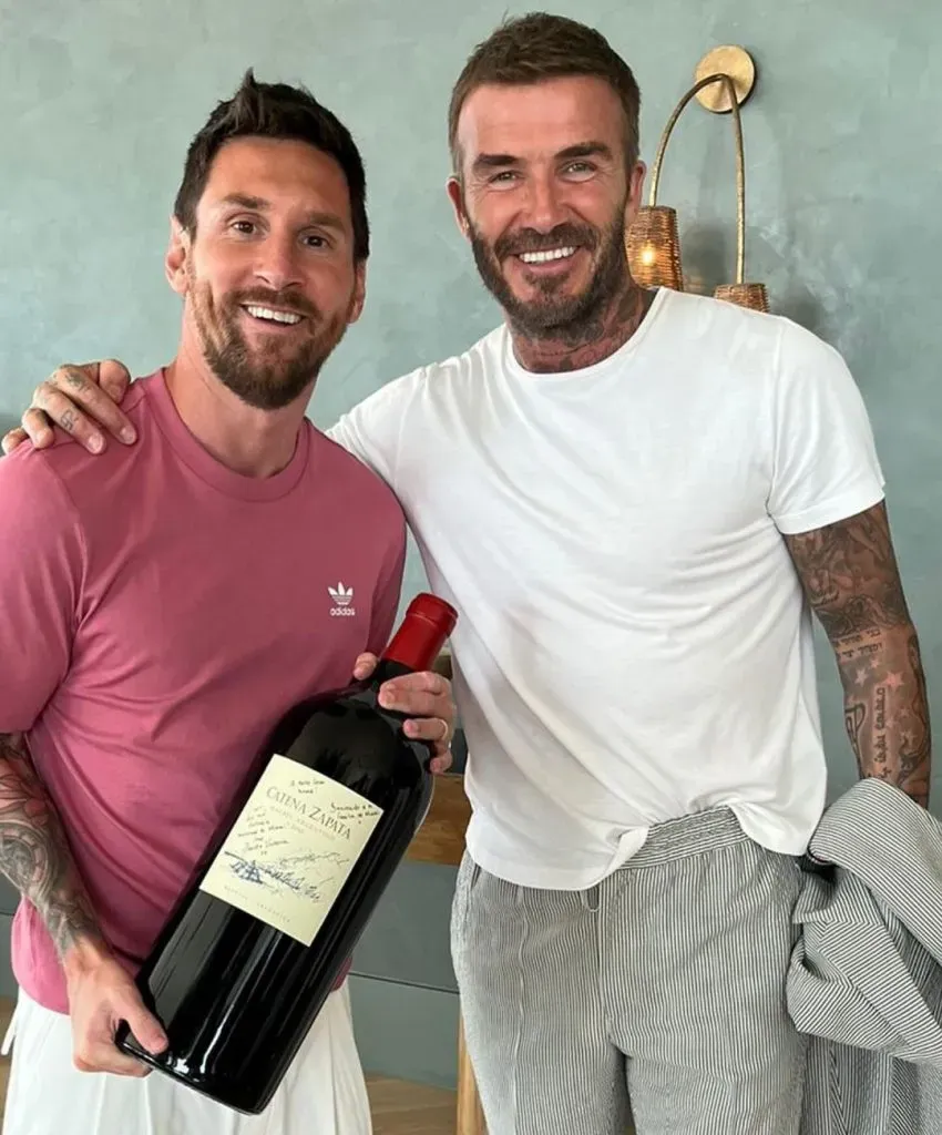 David Beckham le regaló una botella de vino a Messi. (Foto: Instagram).