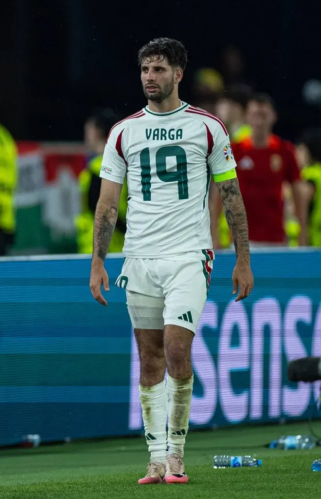 Dominik Szoboszlai, capitán de Hungría, portó la camiseta de su compañero tras el encuentro ante Escocia.
