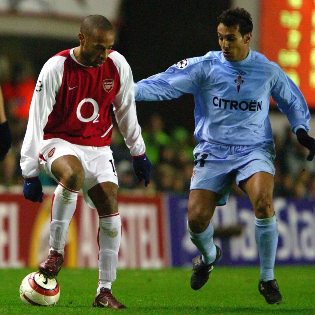Gustavo López ante Henry en la Champions 2003-04. (Foto: IMAGO).