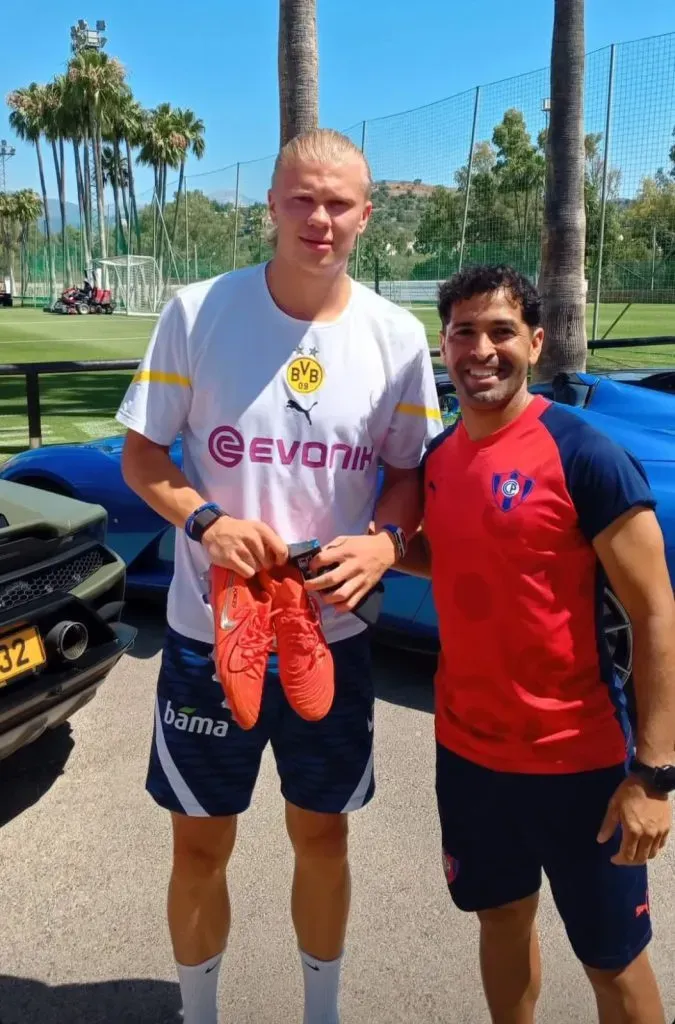 Erling Haaland junto a Gustavo Ibarra, preparador físico de Cerro Porteño.