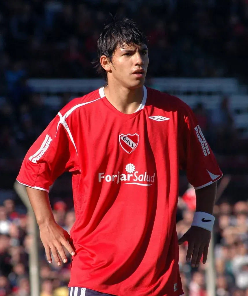 Sergio Agüero luciendo la camiseta de Independiente. (Foto: IMAGO)