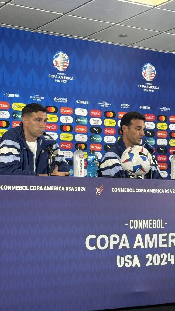 Lionel Scaloni en conferencia de prensa junto al Dibu Martínez. (Foto: Twitter: @gastonedul).