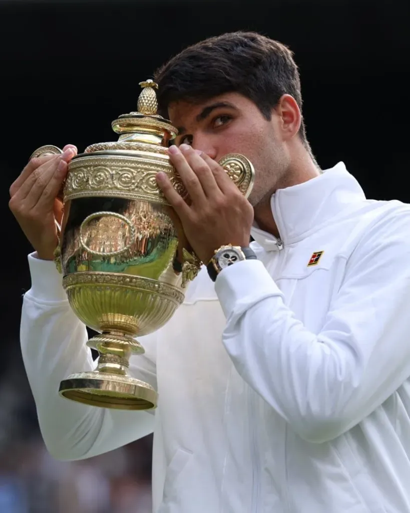 Carlitos con el trofeo de Wimbledon. (Foto: @Wimbledon).