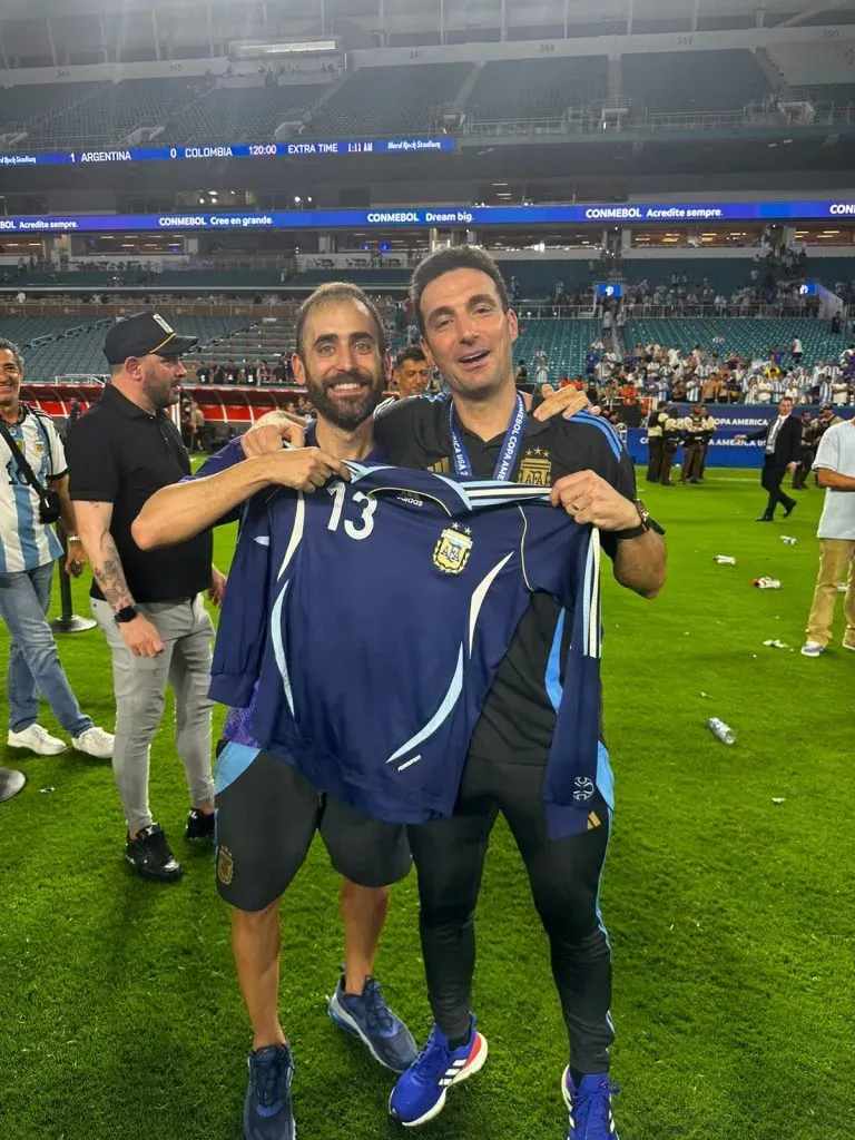 Lionel Scaloni junto a Tomás Calvo, quien le regaló la camiseta. (Foto: Twitter: @javierlanza).