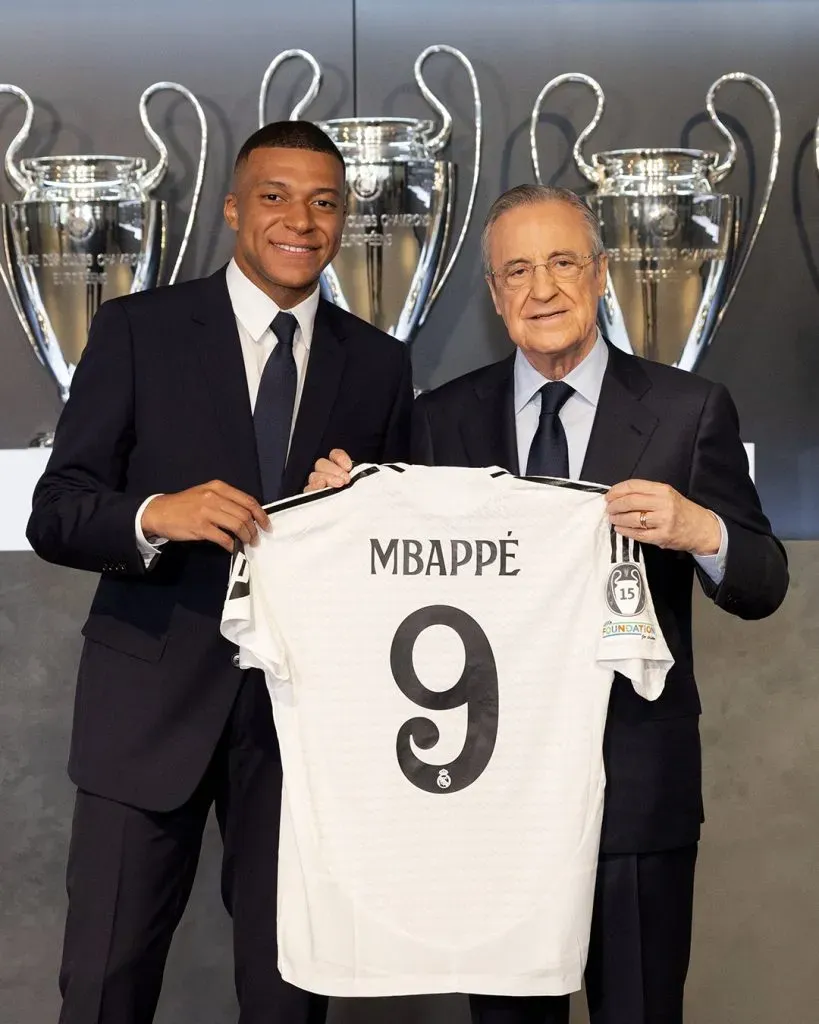 La foto más esperada: Mbappé posó junto a Florentino Pérez y su camiseta de Real Madrid.