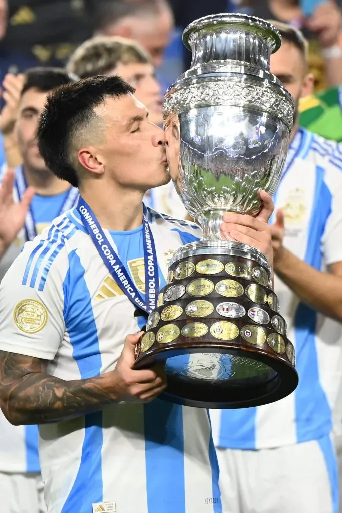 Lisandro Martínez con la Copa América.