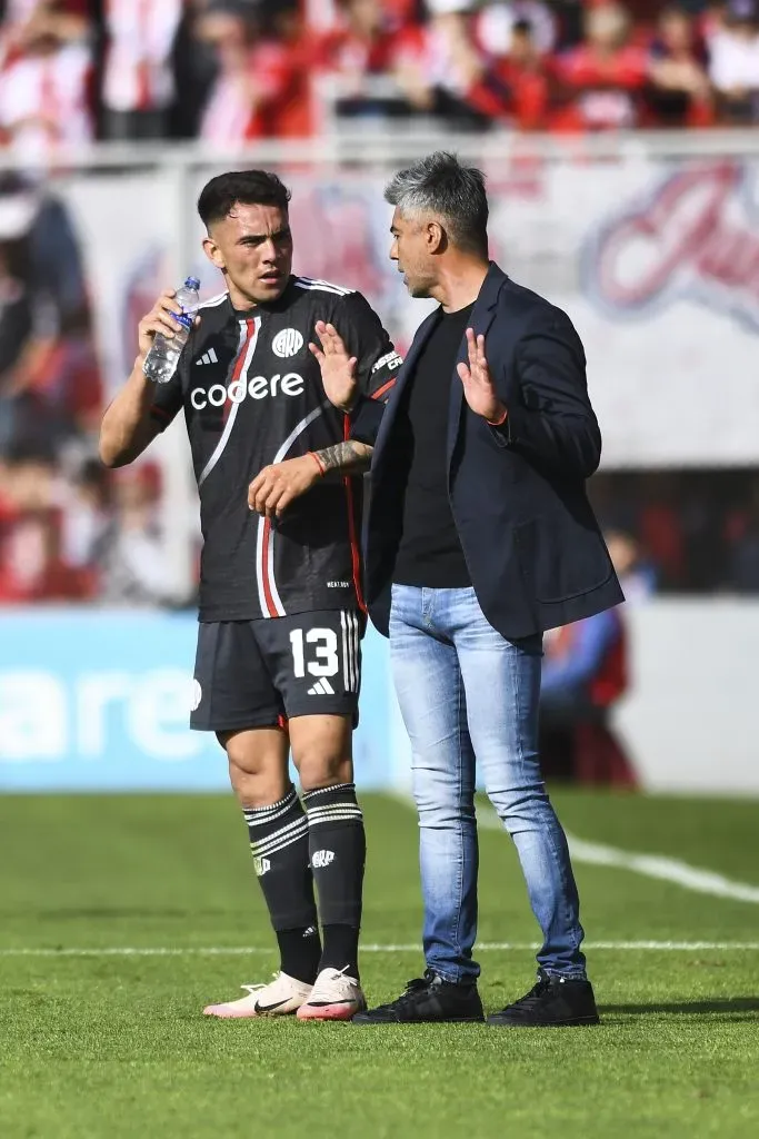 Marcelo Escudero dialogando con Enzo Díaz. (Foto: Getty).