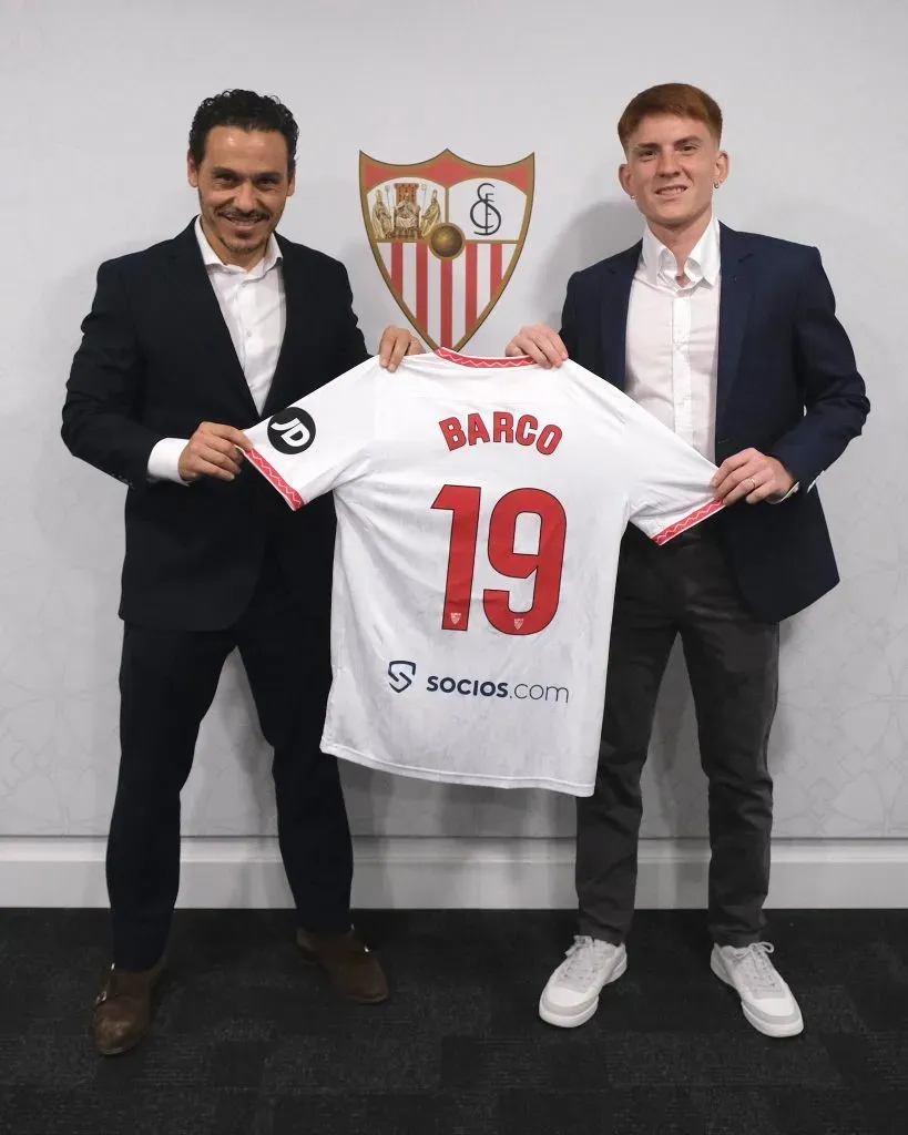 Valentín Barco, con el dorsal 19, junto al presidente del club, José María del Nido Carrasco (Oficial Sevilla FC).