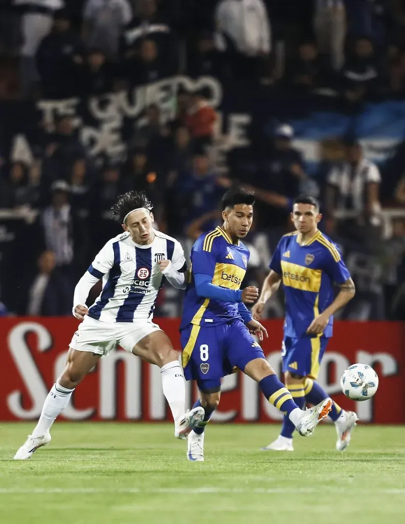 Por Fernández cubre la pelota ante la marca de Galarza. (Foto: Prensa Boca).