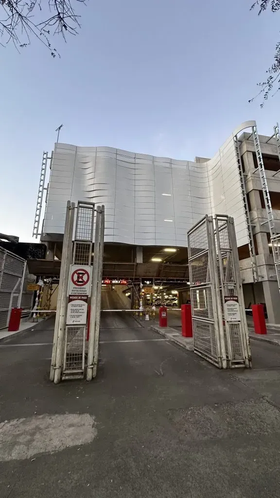 La nueva fachada del estacionamiento visto desde Figueroa Alcorta. (Foto: @LeaVaquila).