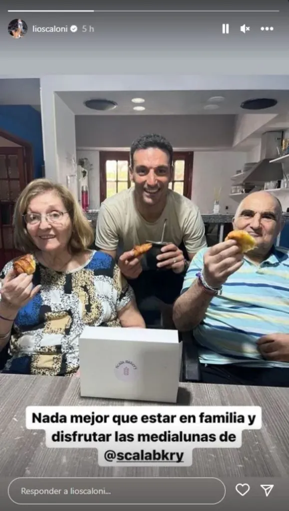 Lionel Scaloni junto a sus padres.