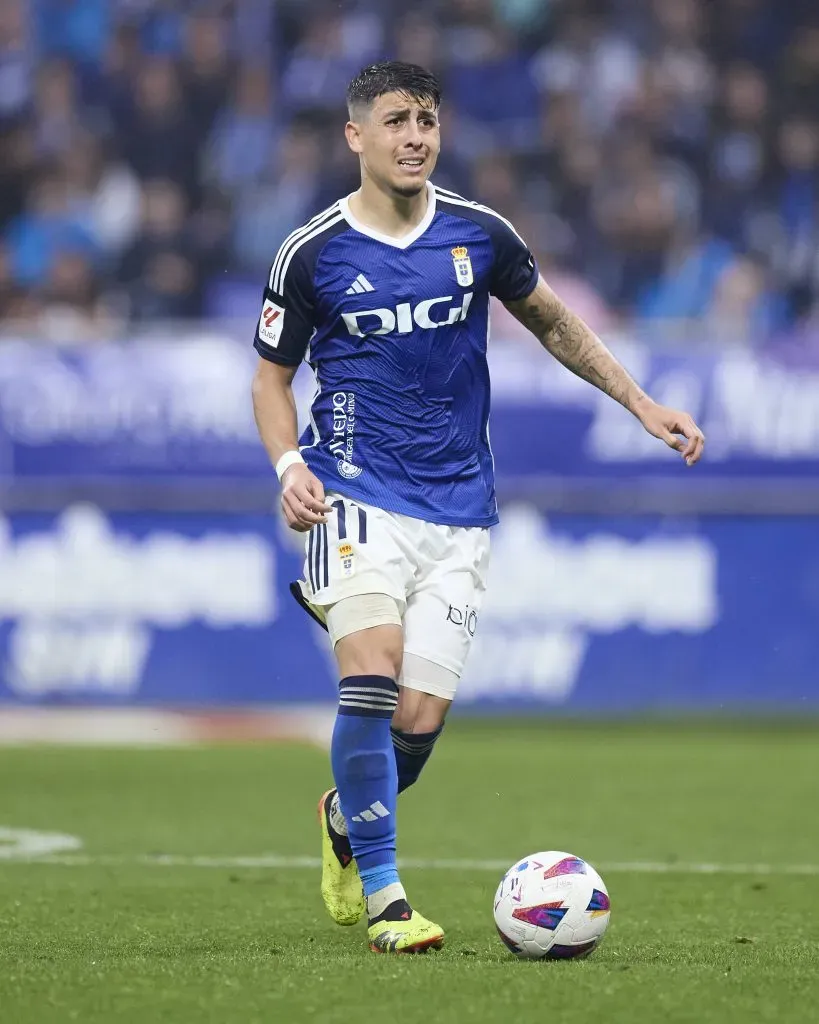 Santiago Colombatto con la camiseta de Real Oviedo.