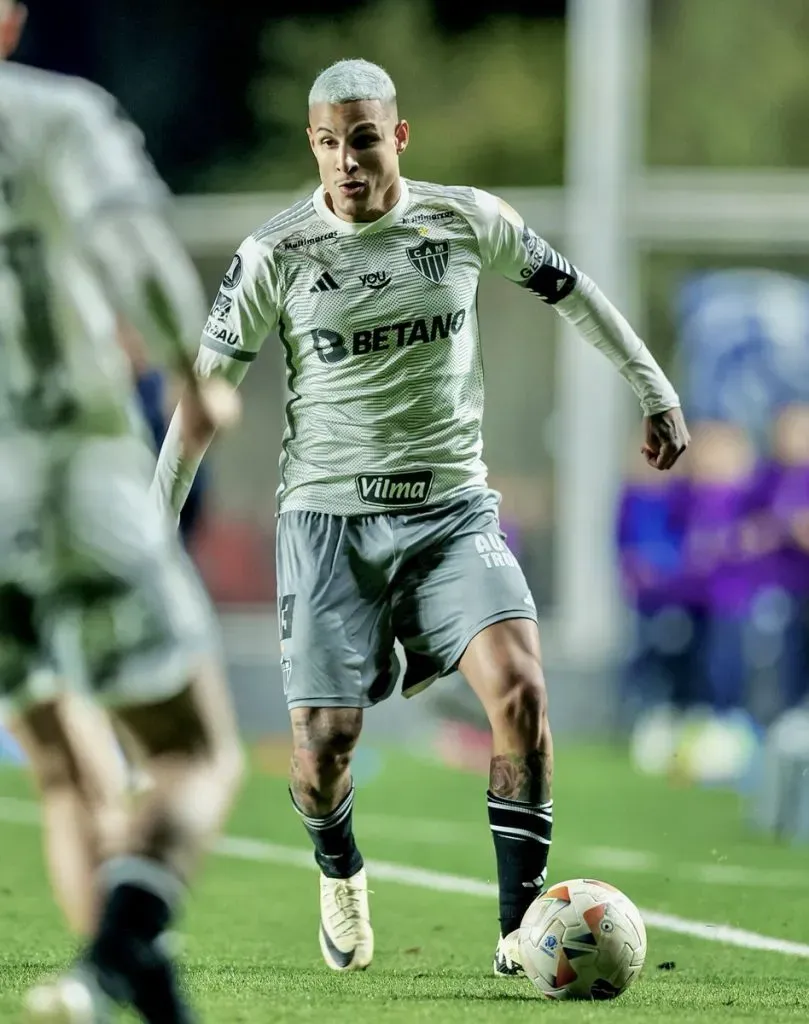 Guilherme Arana con pelota dominada.