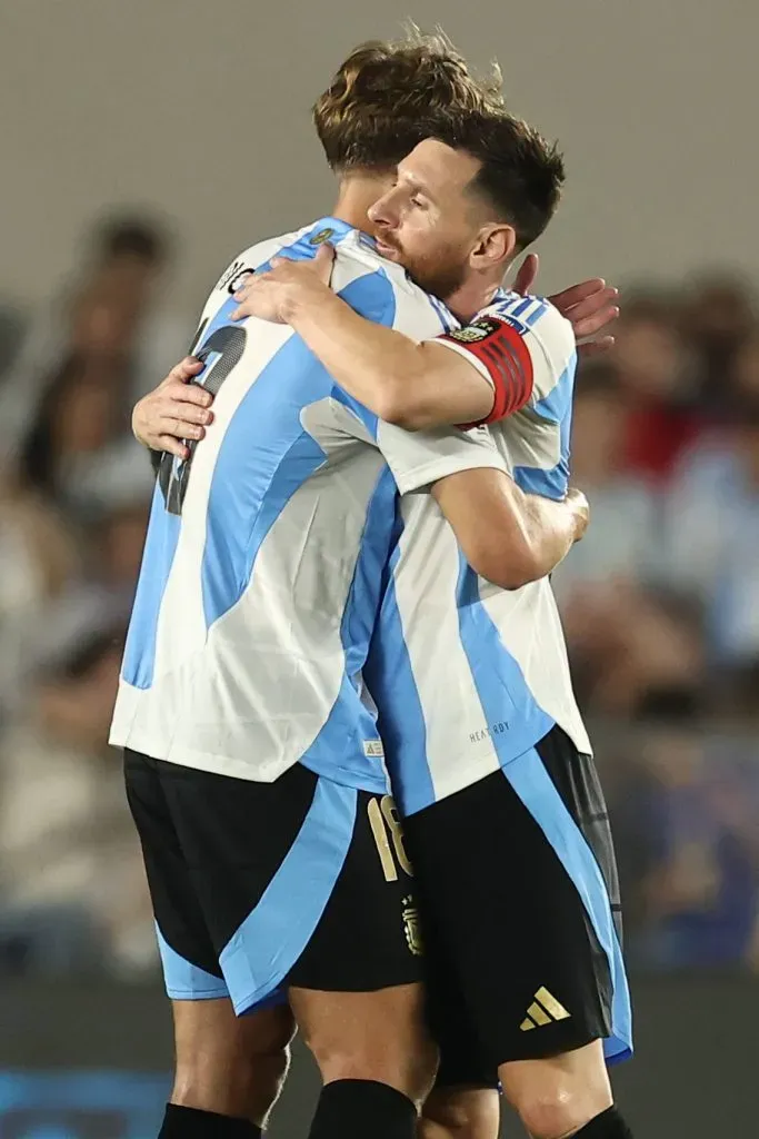 Nico Paz celebrando el gol de Lionel Messi.