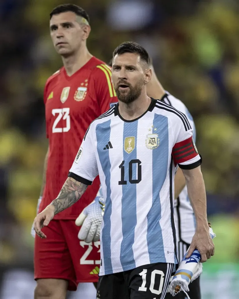 Dibu Martínez junto a Lionel Messi.