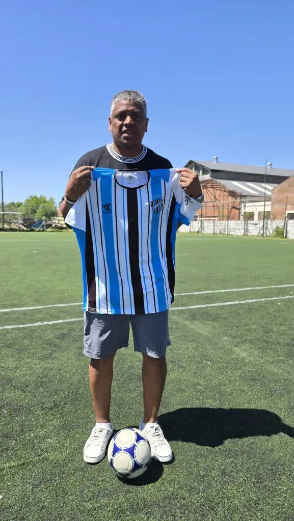 Severino en el predio de la Unión Ferroviaria con la camiseta de General Saavedra de Chubut. (Foto: Miguel Alvarado – Bolavip).