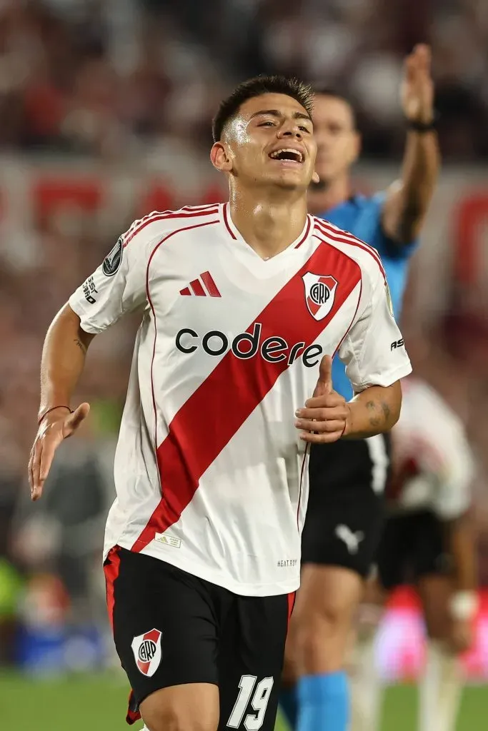 Claudio Echeverri con la camiseta de River.