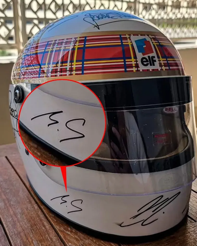 Las iniciales de Michael Schumacher en el casco de Jackie Stewart. (Foto: Autosport)