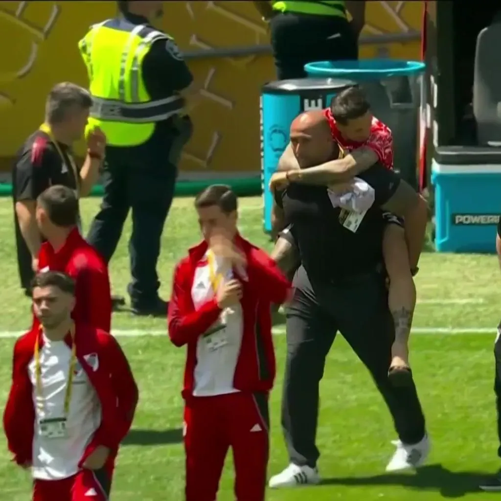 Driussi en los hombros de la Roca. (Foto: TyC Sports)