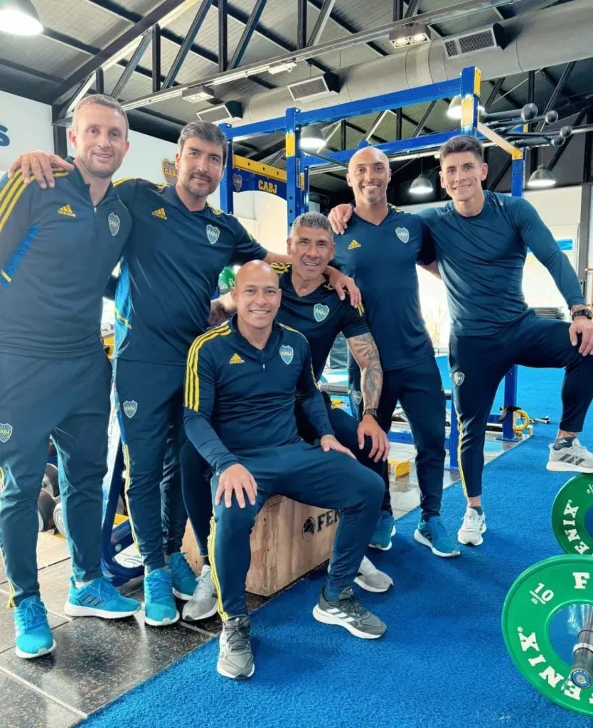 A la derecha Matías Giménez, junto a otros entrenadores de las divisiones inferiores de Boca: Pablo Ledesma, Enrique Álvarez, Clemente Rodríguez, el “Cata” Díaz y Joel Barbosa.