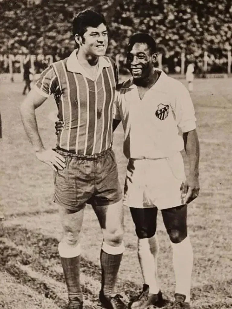 Daniel Willigton y Pelé, leyendas del fútbol sudamericano. (Club Talleres)
