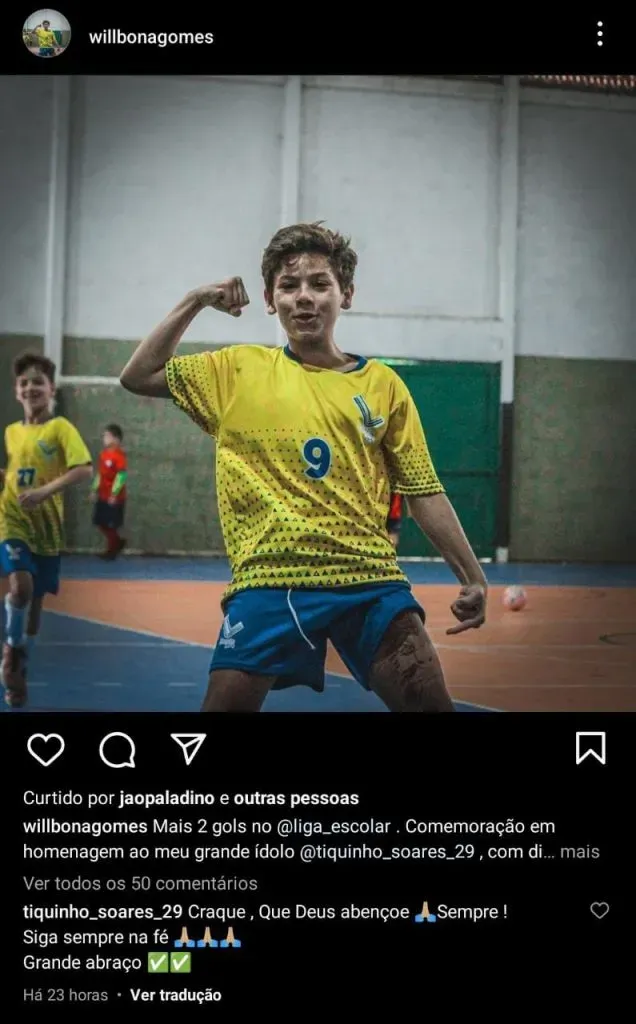 Foto: Reprodução das Redes Sociais do William, via Instagram – Na imagem, a foto de William imitando a marca registrada de Tiquinho e abaixo, o comentário do artilheiro do Botafogo