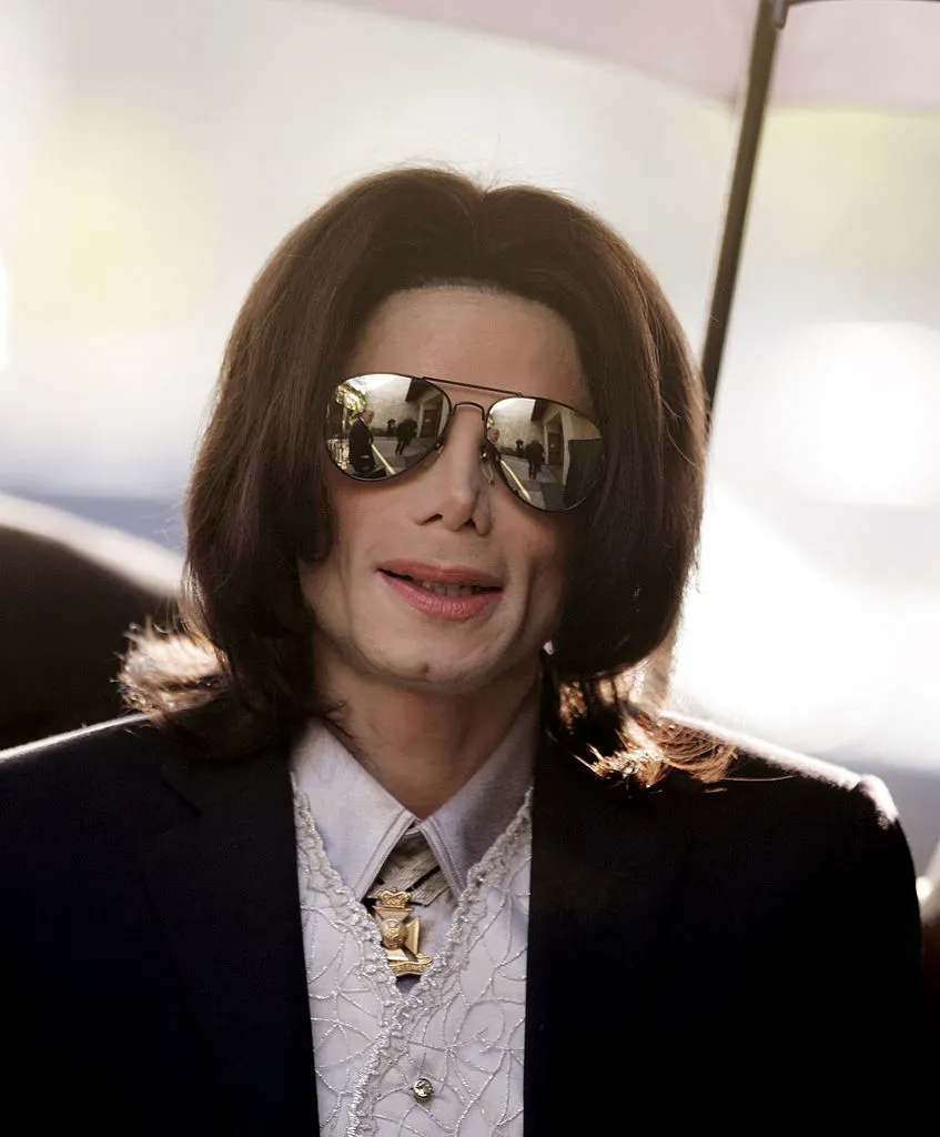 SANTA MARIA, CA – FEBRUARY 25:  Singer Michael Jackson arrives at the Santa Barbara County Superior Court on February 25, 2005 in Santa Maria, California. Jackson, who pleaded innocent,  is accused of molesting a then-13-year-old boy at his Neverland Valley Ranch.  (Photo by Carlo Allegri/Getty Images)