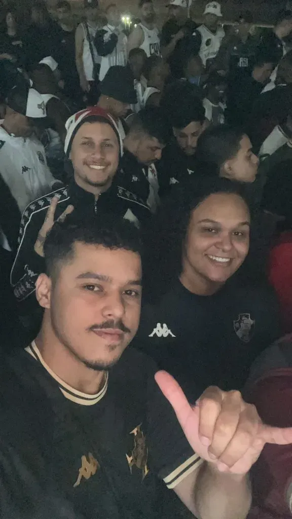 Well com seus amigos aguardando a chegada de Payet no Aeroporto do Galeão. Foto: arquivo pessoal