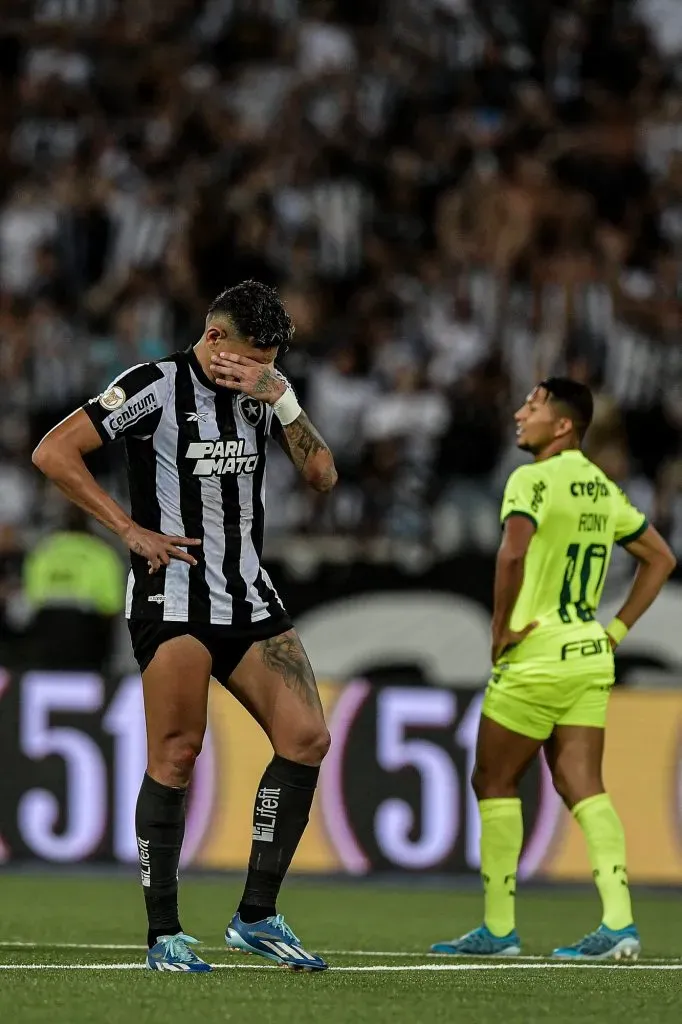 RJ – RIO DE JANEIRO – 01/11/2023 – BRASILEIRO A 2023, BOTAFOGO X PALMEIRAS – Tiquinho Soares jogador do Botafogo lamenta durante partida contra o Palmeiras no estadio Engenhao pelo campeonato Brasileiro A 2023. Foto: Thiago Ribeiro/AGIF