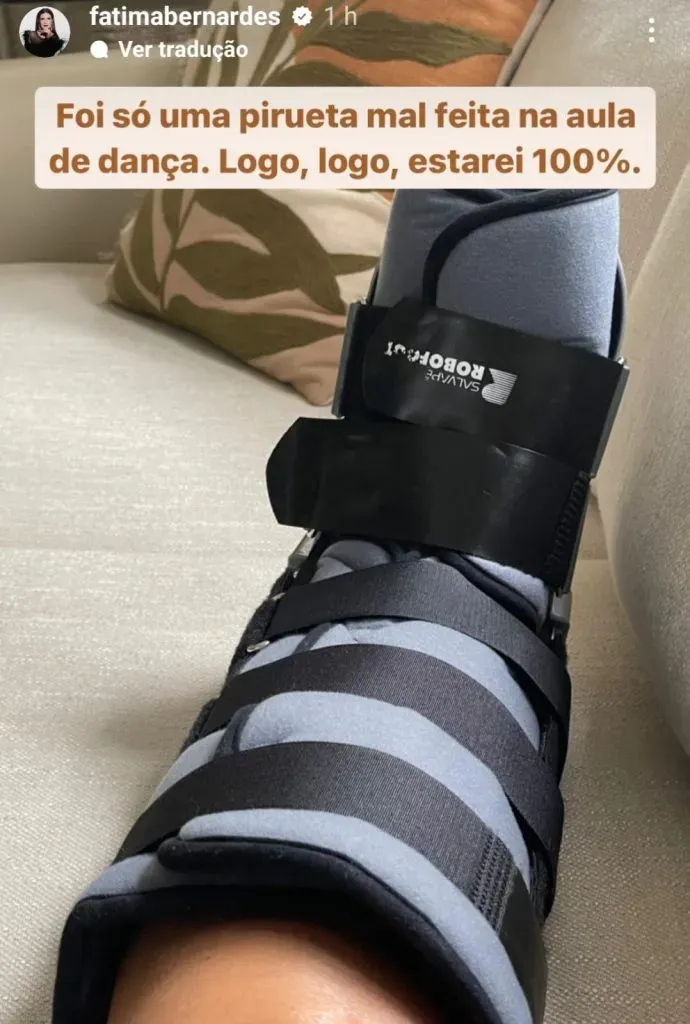 Fátima Bernardes usando uma bota no pé quebrado – Foto: Instagram/Fátima Bernardes