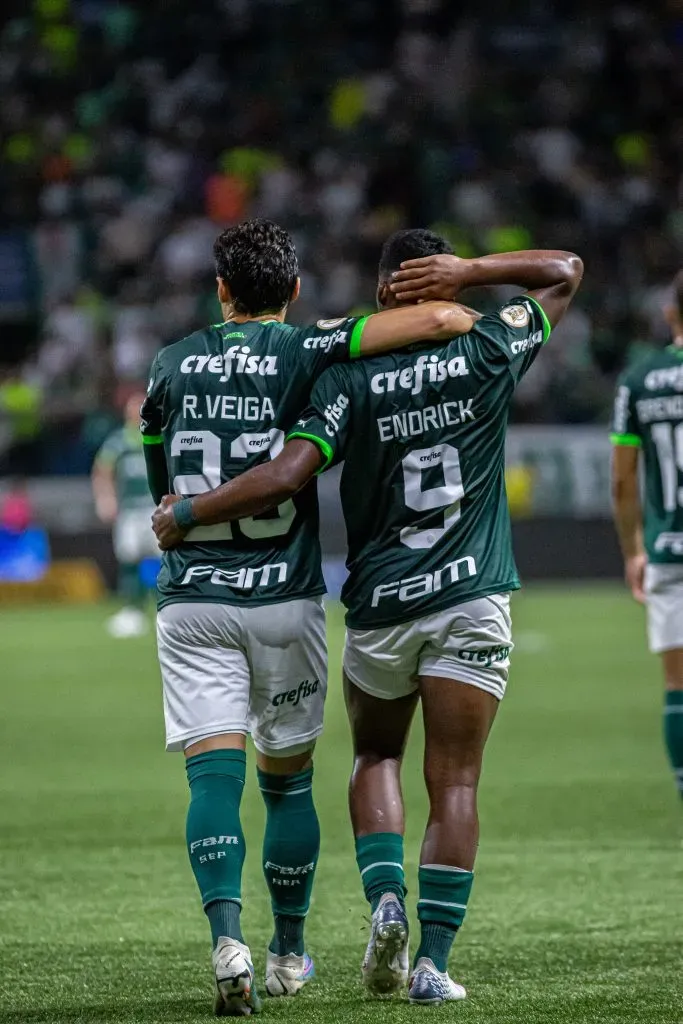 SP – SAO PAULO – 28/10/2023 – BRASILEIRO A 2023, PALMEIRAS X BAHIA – Raphael Veiga jogador do Palmeiras comemora seu gol com Endrick jogador da sua equipe durante partida contra o Bahia no estadio Arena Allianz Parque pelo campeonato Brasileiro A 2023. Foto: Mariana Kasten/AGIF