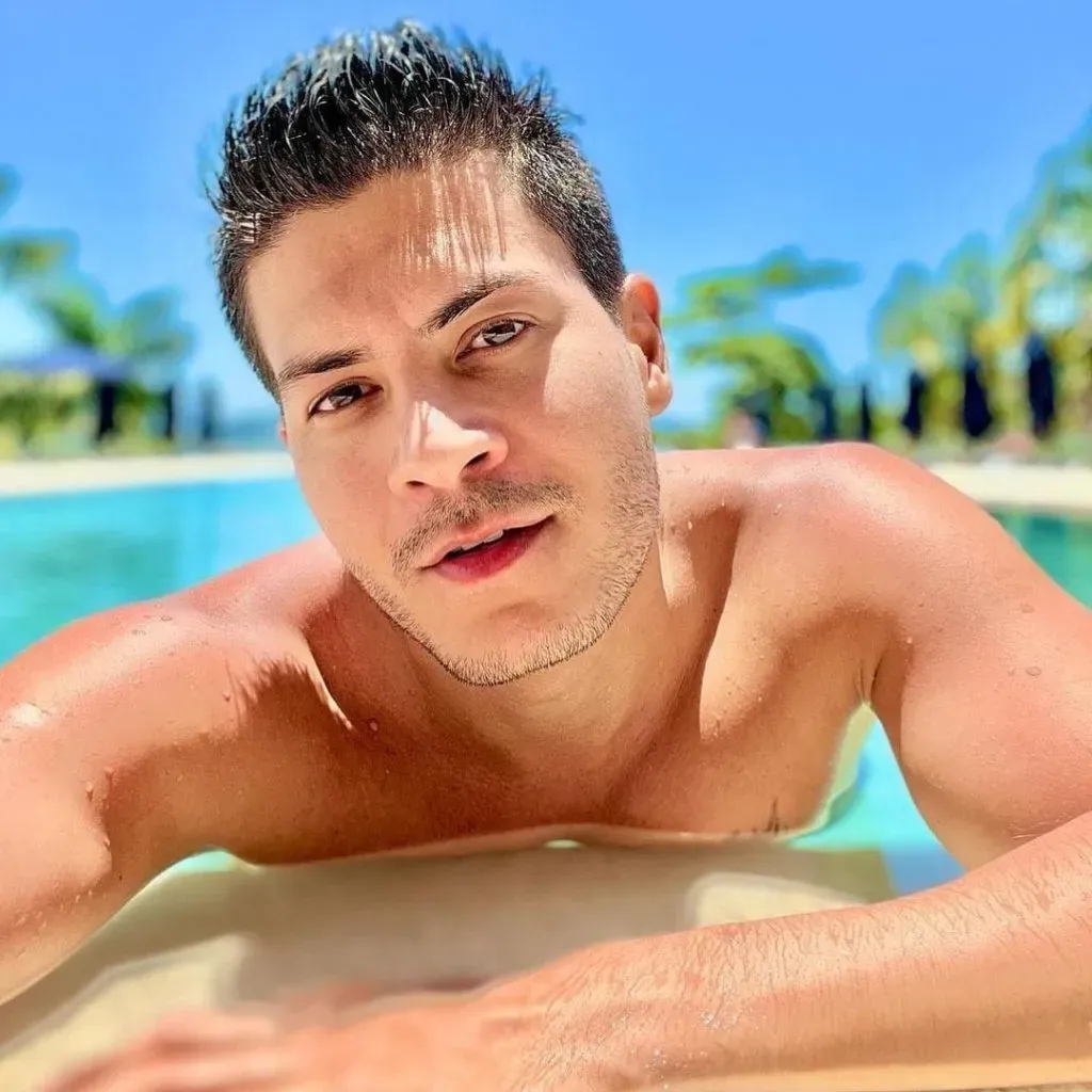 Arthur Aguiar na piscina. Foto: Reprodução/Instagram – Arthur Aguiar