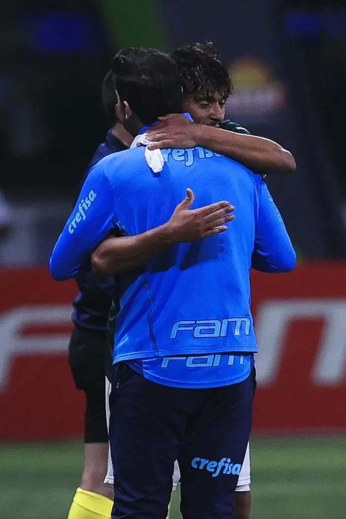 Gustavo Scarpa, jogador do Palmeiras, abraça Abel Ferreira, técnico do Palmeiras, durante partida contra o America-MG no estádio Arena Allianz Parque pelo campeonato Brasileiro A 2022. Foto: Ettore Chiereguini/AGIF