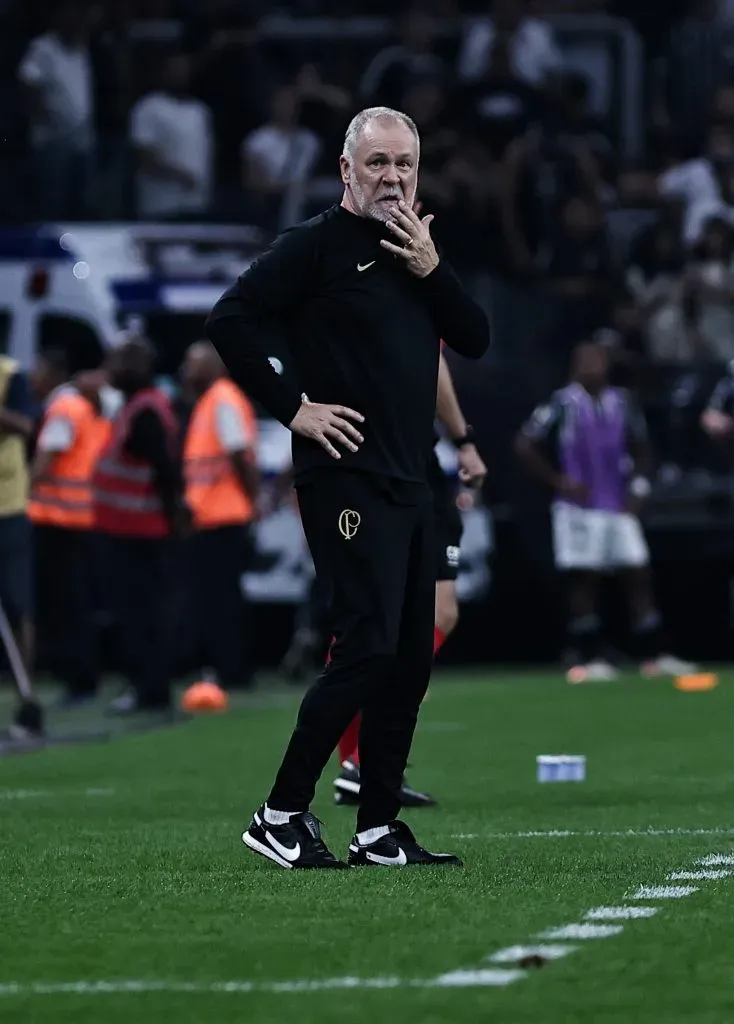 Mano Menezes tecnico do Corinthians durante partida contra o Atletico-MG no estadio Arena Corinthians pelo campeonato Brasileiro A 2023. Fabio Giannelli/AGIF
