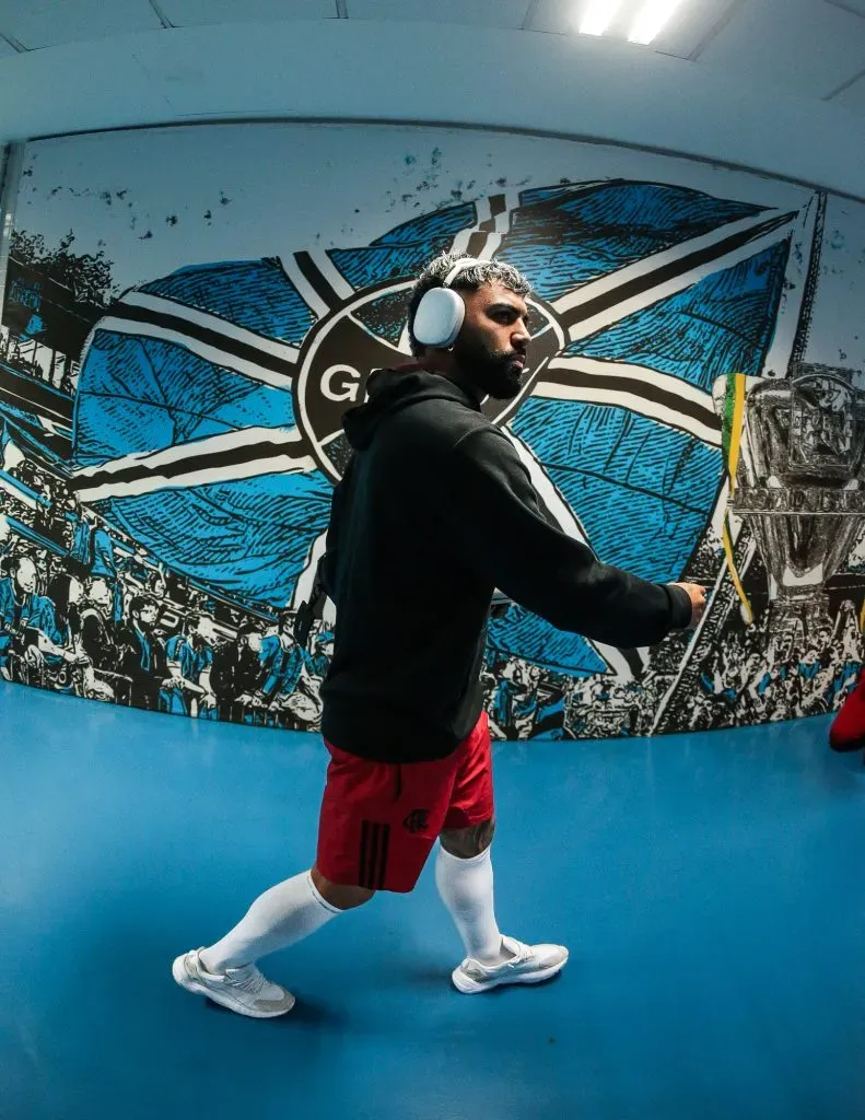 Gabi, jogador do Flamengo, durante chegada da equipe para partida contra o Gremio no estádio Arena do Grêmio pelo campeonato Brasileiro A 2023. Foto: Giancarlo Santorum/AGIF