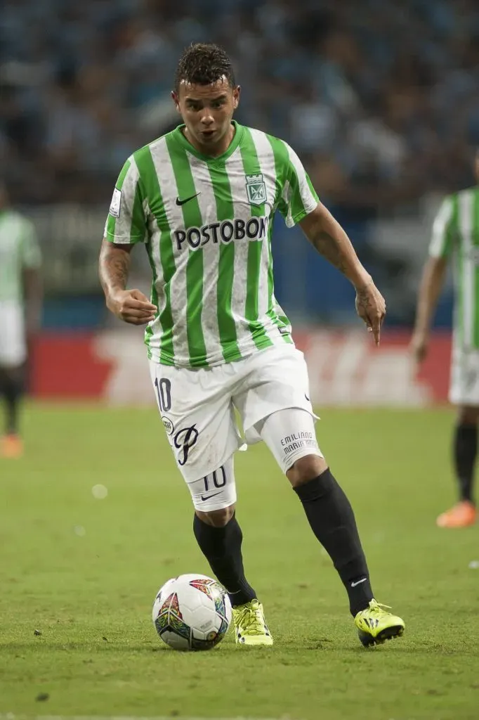 Cardona do Nacional de Medellin em lance durante partida contra o Grêmio pela Copa Libertadores 2014 na Arena do Grêmio. Foto: Ramiro Furquim/AGIF