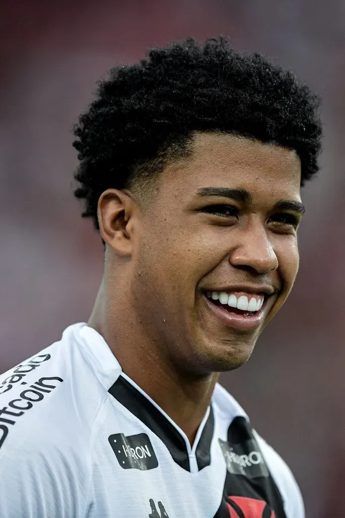 Andrey Santos, jogador do Vasco, durante partida contra o Flamengo no estádio Maracanã pelo campeonato Carioca 2023. Foto: Thiago Ribeiro/AGIF