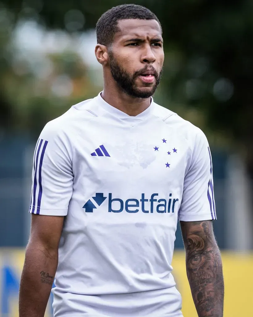 Wesley, atacante do Cruzeiro, durante treino do grupo nesta segunda-feira (20) – Foto: Gustavo Aleixo/Cruzeiro