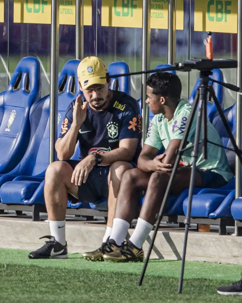 Endrick e Fernando Diniz pela Seleção Brasileira – Foto: Talita Gouvea/AGIF