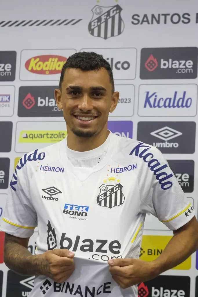 Luan Dias posa para fotos durante sua apresentação oficial como jogador do Santos em coletiva de imprensa realizada no CT Rei Pelé – Foto: Fernanda Luz/AGIF