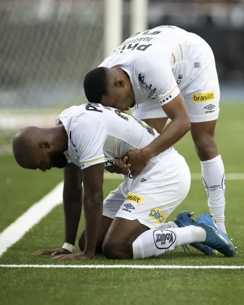 Messias jogador do Santos comemora seu gol com Joaquim jogador da sua equipe durante partida contra o Botafogo no estadio Engenhao pelo campeonato Brasileiro A 2023. Jorge Rodrigues/AGIF