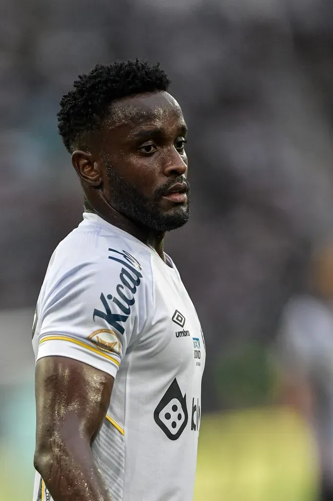 Mendoza, jogador do Santos, durante partida contra o Botafogo no estádio Engenhão pelo campeonato Brasileiro A 2023. Foto: Thiago Ribeiro/AGIF