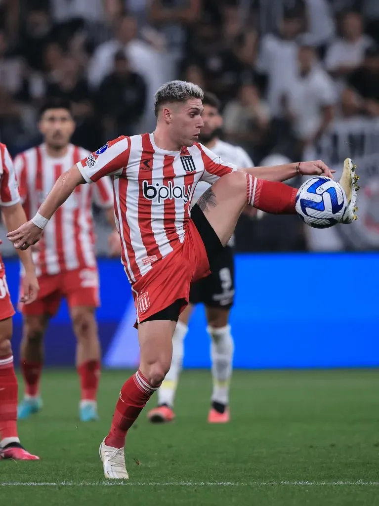 Rollheiser, jogador do Estudiantes, durante partida contra o Corinthians no estádio Arena Corinthians pelo campeonato Copa Sul-Americana 2023. Foto: Ettore Chiereguini/AGIF