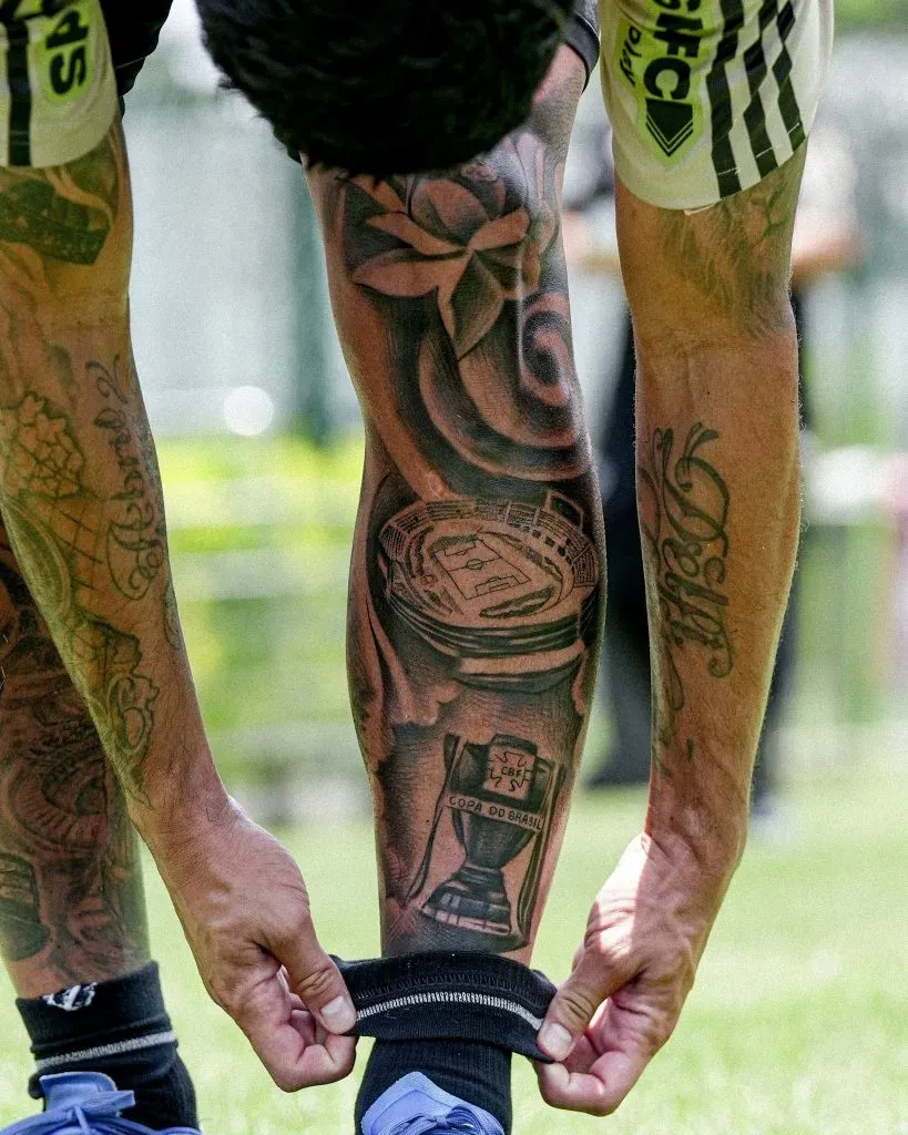Tatuagem de Alan Franco com a taça da Copa do Brasil e o Estádio do Morumbi