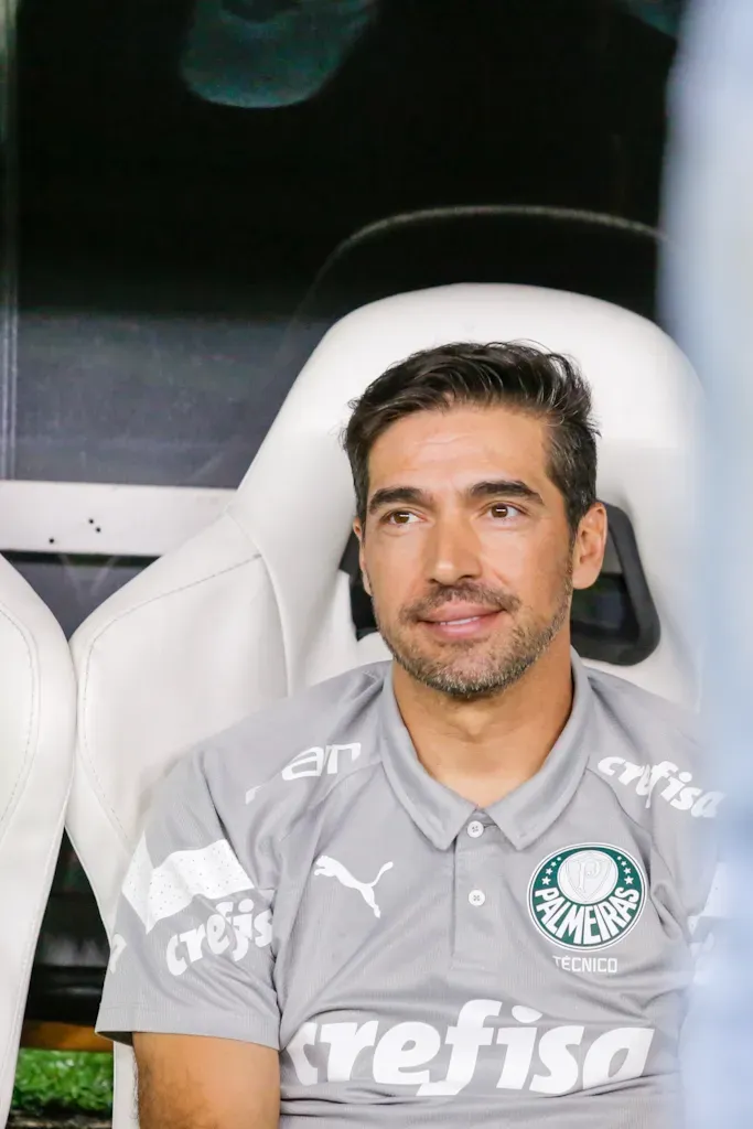 Abel Ferreira, técnico do Palmeiras, durante partida contra o Fortaleza no estádio Arena Castelão pelo campeonato Brasileiro A 2023. Foto: Lucas Emanuel/AGIF